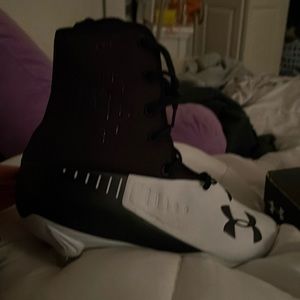 this is UA highlight selection D cleats in the size 9.5